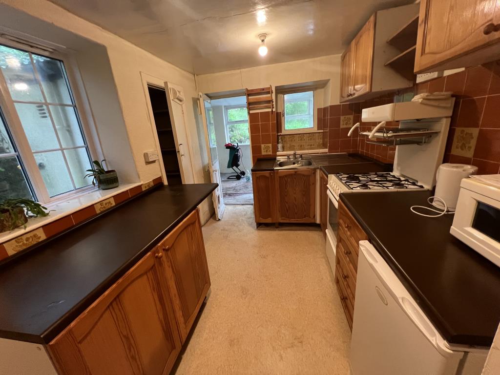 Lot: 128 - UNIQUE DETACHED PROPERTY FOR REFURBISHMENT WITH POTENTIAL - General view of the kitchen of Rockwood House
